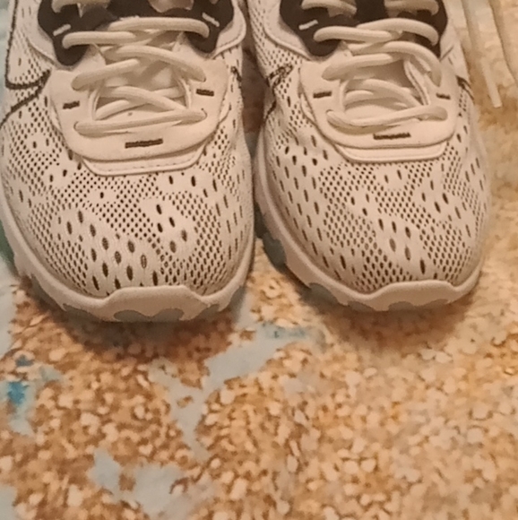 Woman's Nike Reacts - Picture 6 of 6